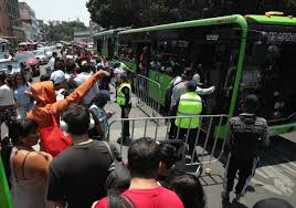 Cierre de estaciones causa caos en Metro y Metrobús CDMX