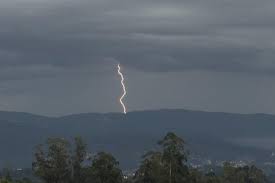 La tormenta ya está aquí: rayos y truenos entrando por el sur