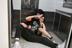 上谷沙弥vs玖麗さやか5度目の襲撃合戦 舞台は後楽園エレベーターホール前/4・11後楽園大会速報