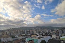 Semana começa com temperaturas elevadas e possibilidade de chuva; confira a previsão do tempo
