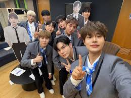 워너원, 7년만 만남서 단체 오열…장항준 감독 등장엔 "멤버들 다 비정상 되잖아" [워너원고]