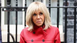 Brigitte Macron et la Première Dame sud-coréenne adoptent le duo tailleur et baskets blanches, aussi chic que confortable — Gala