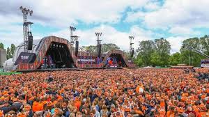 Met de bus of de trein tijdens Koningsdag? Hier moet je op letten