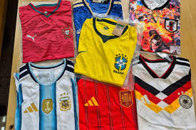 Receita Federal apreende 120 mil camisas falsas de seleções e clubes antes da Copa de 2026