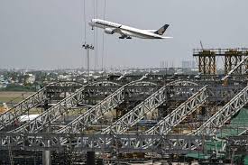 Disruption continues as airlines resume some Middle East flights