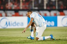 Carlos Vinicius dá versão sobre 3º pênalti perdido em empate do Grêmio: "Assumi lá dentro"