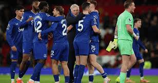 Everton shrug off bizarre red card to beat Man Utd