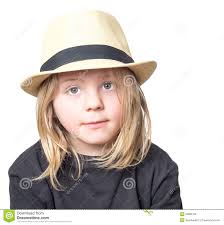 Zeer leuke jongen met lang blond haar die die een tan fedora dragen op wit wordt geïsoleerd. MR: YES; PR: NO - leuke-jongen-met-lang-blond-haar-die-een-tan-fedora-dragen-32689166