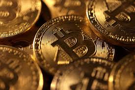 Bitcoin cai abaixo de US$ 65 mil em meio às incertezas das tarifas de Trump