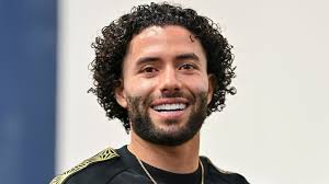 Chino Huerta llega a Monterrey en medio de su proceso de recuperación