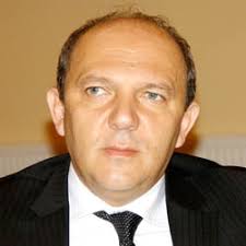 Consilierul judeţean Sorin Vasilescu (foto), desemnat pentru a prelua conducerea Prefecturii judeţului Hunedoara, va fi învestit oficial în funcţie abia ... - 05-sorin-vasilescu-sedinta-consiliu-judetean-consiieri-74