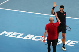 Agassi e Federer formam dupla em partida de exibição do Australian Open; veja fotos de hoje