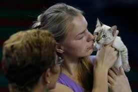 Natalia Bannikova, de Ucrania, con su gato en la Expo. Foto: Enrique de la Osa/ Reuters - expo-gatos-en-la-habana-3