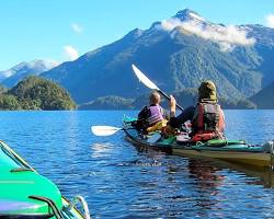 Gambar person kayaking in New Zealand