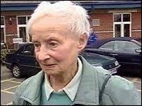 87 year old Muriel Buckby, outside Cheltenham Hospital - _41479546_cancerjney203