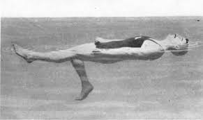 Resultado de imagem para mulher na natação na idade antiga