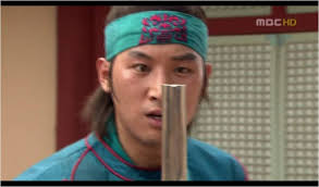 Mo Pal Mo menemui Jumong. “Aku berhasil membuat pedang baja yang tidak patah!” seru Mo Pal Mo. - picture309