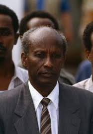 Mohamed Farrah Aidid (Somali: Maxamed Faarax Caydiid) ( - , ) era a e o líder do clan de ... - 200px-General_Mohammed_Farah_Aidid