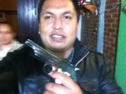 José Antonio Irigoyen Zamora presentado este viernes por el delito de explotación sexual contra varias mujeres, posa en su perfil de Facebook con pistola en ... - tratante1502143