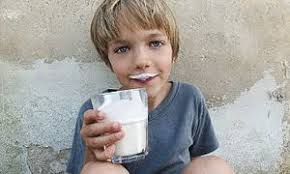 çocuga bir bardak  süt vermek ile ilgili görsel sonucu