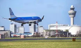 Tientallen vluchten op Schiphol geannuleerd om zware windstoten