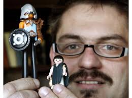 Markus Bomhard zeigt die von ihm veränderte Playmobil-Figuren David und ...
