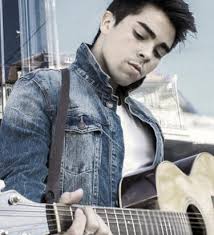 Alejandro Reyes, une voix, cinq doigts, un plectre et une guitare ! - alejandro3