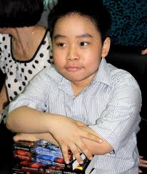 Tiểu thuyết gia 10 tuổi Nguyễn Bình (Ảnh Vnexpress). Trong một lần máy tính bị hỏng, Bình đã copy dữ liệu sang ổ cứng của bố để sủa máy, ... - nguoiduatin-nguyen-binh-11to
