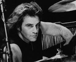 En 1983 il rencontre Alec John Such qui lui propose de venir rejoindre Bon Jovi. À ce moment, Tico venait de refuser une tournée avec Ozzy Osbourne. - tico-torres_512683-L