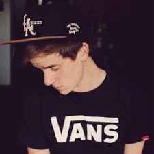 This is Connor Franta. He&#39;s a 20 year old born September 12, 1992. He&#39;s really Frantastic. He loves his cats named Pre and Sam. He lives in a small town in ... - 1368380325