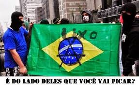 Resultado de imagem para fotos de brigas entre direitistas com a bandeira do brasil e petistas