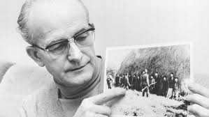 <b>Walter Schulz</b> in den Siebzigern mit dem Foto von der Erschießung im Jahr <b>...</b> - walter-schulz-in-den-siebzigern-mit-dem-foto-von-der-erschiessung-im-jahr-1941