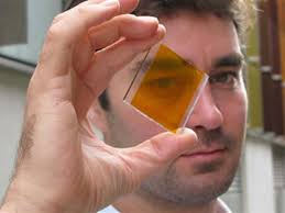 Une couche transparente de cellules photovoltaïques - Grâce au verre solaire, les bâtiments créent de l&#39;énergie - SKY20130321094001lemirea