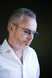 I finally managed to get my hands on Nik Kershaw&#39;s 2009 album “No Frills“. I can only blame myself and utter series of bad excuses while making bite marks ... - NikKershaw