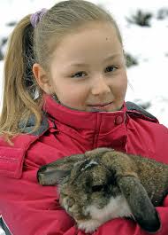 Die neunjährige <b>Lea Richter</b> aus Münstertal holt mit ihren Kaninchen <b>...</b> - 70483324