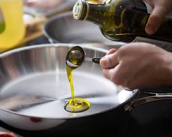 Gambar Large skillet with olive oil