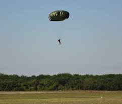 Risultati immagini per vittoria con paracadute