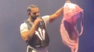 Drake Receives a Giant Bra as Support During a Live Concert - 1