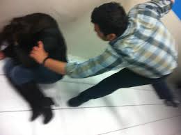 Resultado de imagen para foto de un hombre golpeando a una mujer