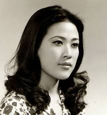 Hoa hậu năm 1974 có vẻ đẹp thanh thoát nhưng vẫn sở hữu đôi mắt nhỏ. Nhan sắc Hoa hậu Hàn thời chưa có phẫu thuật thẩm mỹ 6 - nhan-sac-hoa-hau-han-thoi-chua-co-phau-thuat-tham-my