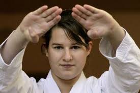 Von Manuel Trummer. Aktualisiert am 21.09.2011 1 Kommentar &middot; Drucken. Cornelia Steffen macht Karate. Und dies erfolgreich. Die 22-jährige Trubschacherin hat ... - topelement