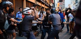 Resultado de imagem para governador geraldo alckmin bate em estudante