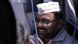 Manoj Vishwakarma with his “Ichcha Mrityu” slogan - vlcsnap-2013-05-01-18h28m49s254