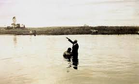 Resultado de imagem para imagens de batismo nas aguas