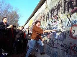 linh - Nước Đức, 25 năm sau ngày bức tường Berlin sụp đổ Images?q=tbn:ANd9GcRVfzXmNbub9QFztcjDl4nRAGzJ8BN4UZ_QK4BMAS9g6Bh55-1pEQ