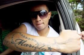 Edwin Cardona muestra el tatuaje que se hizo en su brazo derecho con el nombre de su abuela, Mariela. El mediocampista regresó a Nacional. - IMAGEN-13338768-2