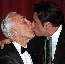 John Travolta besa en la boca al legendario Kirk Douglas en premiación. El momento que nadie esperaba. Hasta el propio Douglas mira desconcertado ante el ... - File_20071116121719