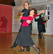 Margit und Michael Rathgeber beim Formationstraining im Tanzsaal ...