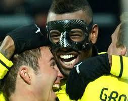 Der Dortmunder Maskenmann Felipe Santana feiert seinen Treffer zum 3:0 gegen ...