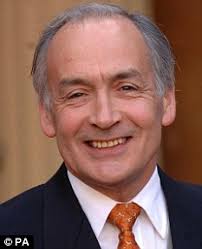 ITN news presenter Alastair Stewart called for BBC services to be probed - article-1197442-05E5BF480000044D-123_233x287